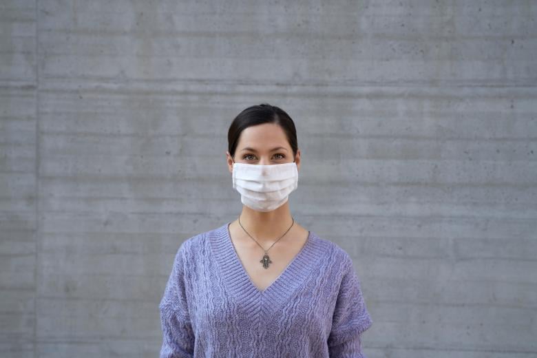 Χρήση μάσκας για προστασία από τον κορονοϊό / Πηγή: AP Images
