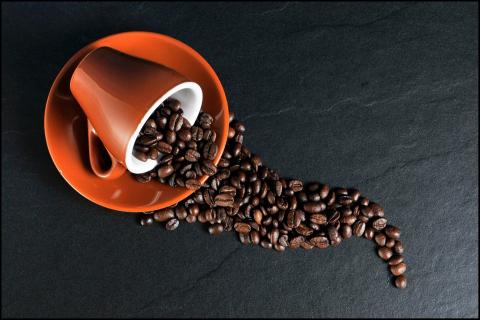 ΥΠΟΙΚ: Παράταση του μειωμένου συντελεστή ΦΠΑ 13% στον καφέ, για να μην γίνει... φαρμάκι