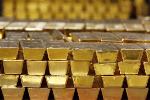 Χρυσός: Σε ανηφόρα οι τιμές στα 2.423 δολάρια/ουγγιά - Γιατί η μείωση των επιτοκίων θα επηρεάσει τη ζήτηση