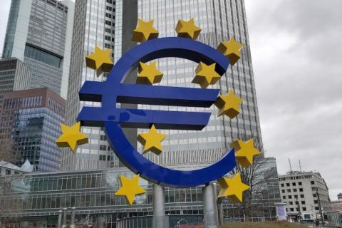 ΕΚΤ: Κίνδυνοι για τη χρηματοπιστωτική σταθερότητα από τις γεωπολιτικές εξελίξεις και το δημόσιο χρέος