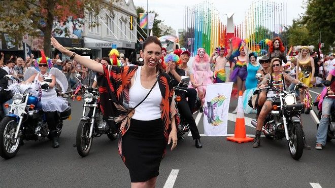 Η πρωθυπουργός της Νέας Ζηλανδίας στο Auckland Pride Parade / Πηγή: Youtube: Television New Zealand