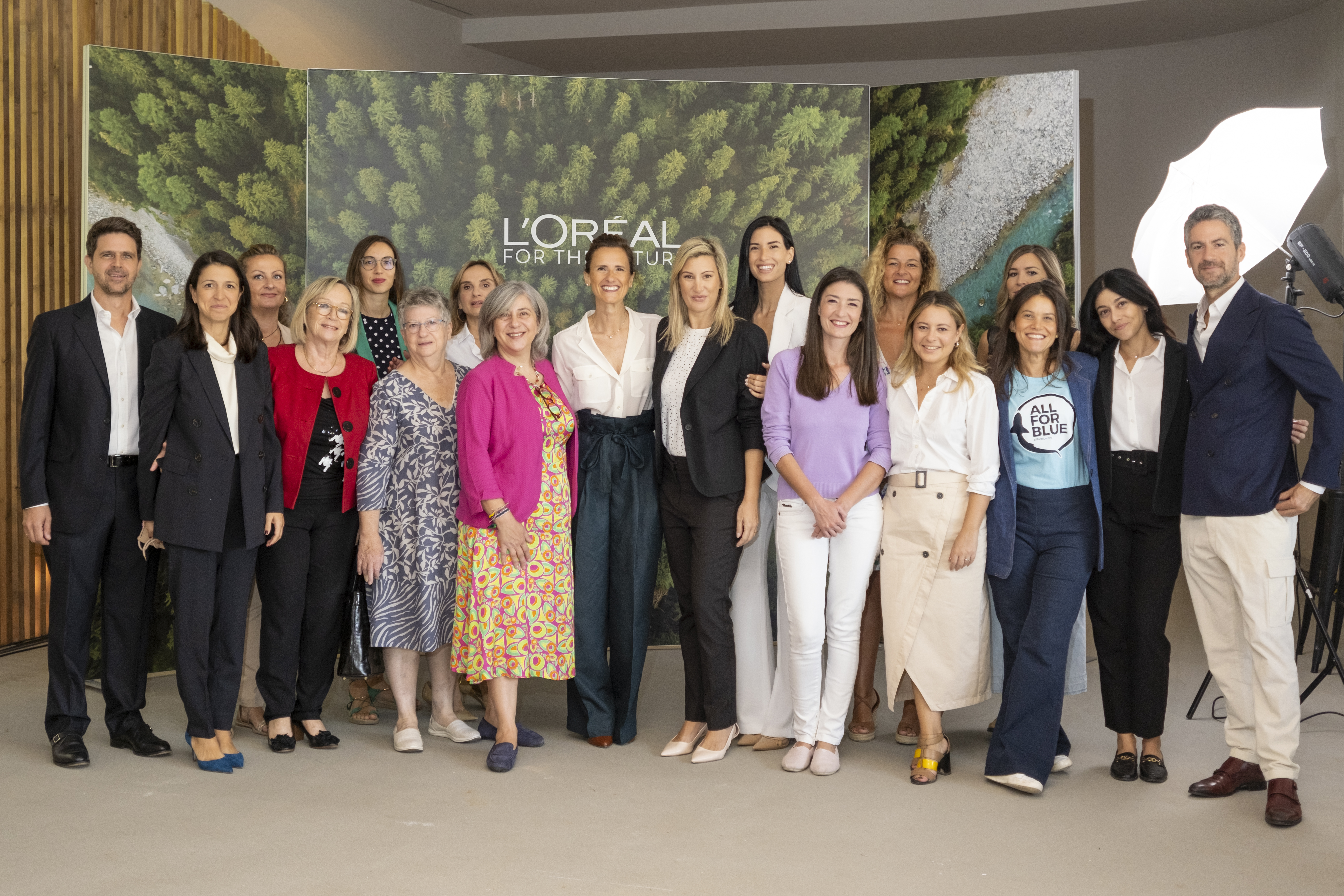 Φίλιππος Μιχόπουλος, L’Oréal for the Future Leader της L’Oréal Hellas, Δήμητρα Πετρίδη, Corporate Affairs & Engagement Director, Alessandra Delfini, Country Managing Director L’Oréal Hellas με τους εκπροσώπους των ΜΚΟ που έχει συνεργαστεί η L’Oréal Hellas