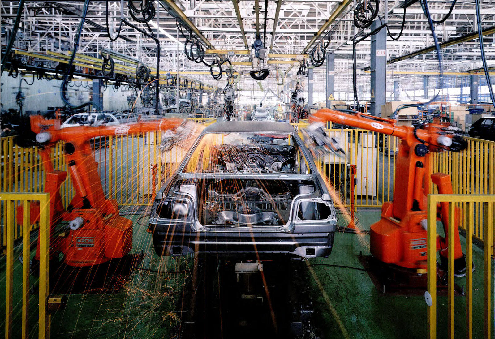 Ρομποτικό σύστημα συναρμολόγησης της ΤΕΟΚΑΡ Α.Β.Ε.Ε. στον Βόλο: Το 1992 υπήρχαν σε λειτουργία 8 ρομποτικά συστήματα. 