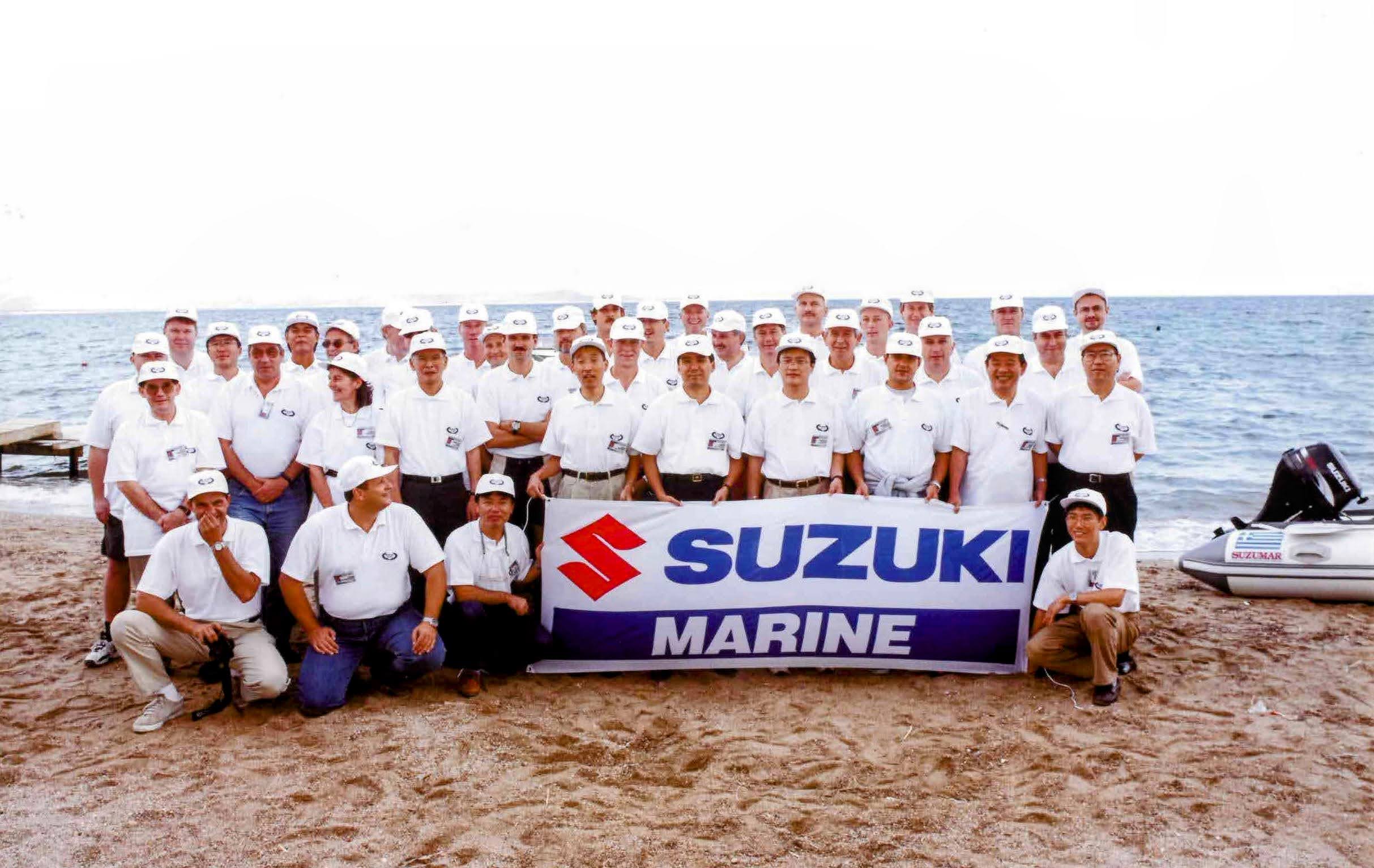 Suzuki Marine: Φωτογραφία από Εκπαιδευτική Συνάντηση Suzuki Marine. Το 1982 η Νικ. Ι. Θεοχαράκης Α.Ε. ανέλαβε την εκπροσώπηση στην Ελλάδα των εξωλέμβιων μηχανών Suzuki. 