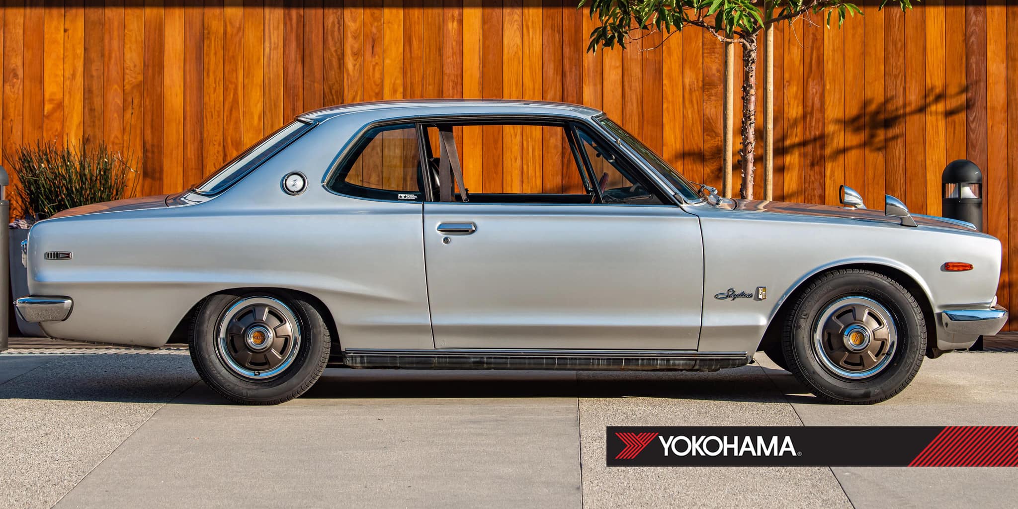 Yokohama - Nissan SkylineGTX: Φωτογραφία ενός Nissan Skyline GTX με ελαστικά Yokohama.Το 1957 η Νικ. Ι. Θεοχαράκης Α.Ε. ανέλαβε την εκπροσώπηση στην Ελλάδα των ελαστικών Yokohama. 