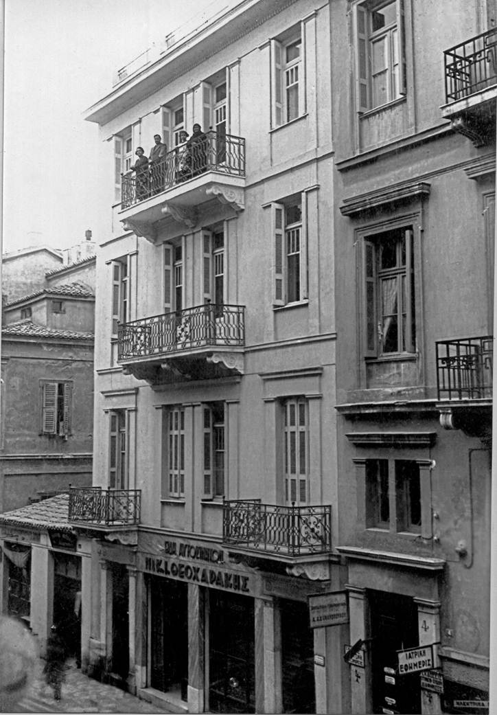 Κατάστημα στην οδό Βερανζέρου: Το κατάστημα του Νικόλαου Θεοχαράκη στην οδό Βερανζέρου 6, στα μέσα της δεκαετίας του 1940.