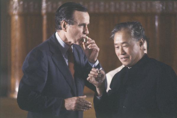Τζορτζ Μπους ο πρεσβύτερος και ο Ζάο Ζιγιάνγκ το 1982 στο Πεκίνο πίνοντας Maotai / Πηγή: AP Newsroom