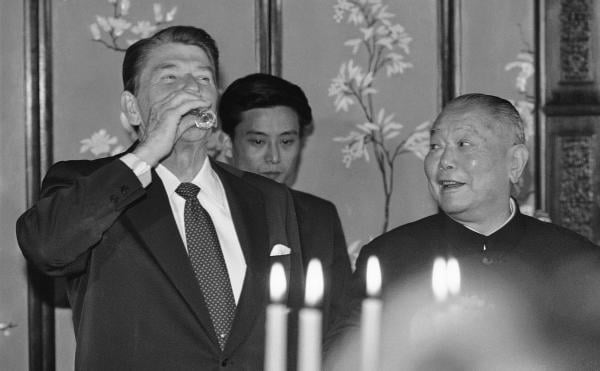 Ρόναλντ Ρίγκαν και Λι Ξιανάν πίνουν Maotai στο Πεκίνο το 1984 / Πηγή: AP Newsroom
