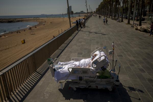 Βαρκελώνη, Ισπανία, 4 Σεπτεμβρίου 2020: Ο Francisco Espana ατενίζει τη Μεσόγειο από έναν παραλιακό δρόμο δίπλα στο νοσοκομείο όπου νοσηλεύεται. Έπειτα από 52 ημέρες στην εντατική λόγω του κορονοϊού, οι γιατροί τού επέτρεψαν να μείνει 10 λεπτά στην παραλία, ως μέρος της αποθεραπείας του. 