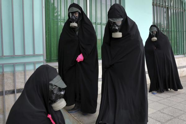 Ghaemshahr, Ιράν, 30 Απριλίου 2020: Γυναίκες κληρικοί με αντιασφυξιογόνες μάσκες και τσαντόρ φτάνουν σε νεκροταφείο για να προετοιμάσουν τη σορό ενός ανθρώπου που έχασε τη ζωή του από την Covid-19.