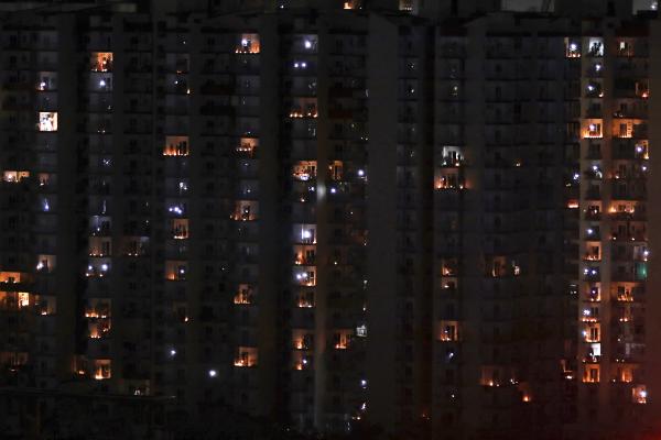 Νέο Δελχί, Ινδία, 5 Απριλίου 2020: Μπαλκόνια φωτίζονται με κεριά και πυρσούς, για να σηματοδοτήσουν τη μάχη της χώρας εναντίον του κορονοϊού.