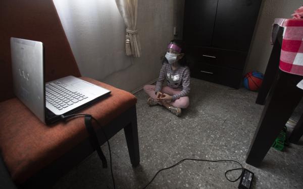 Πόλη του Μεξικού, 24 Αυγούστου: Η μικρή Monserrat Medina Zentella παρακολουθεί μαθήματα του σχολείου μέσω ίντερνετ από το σπίτι της.