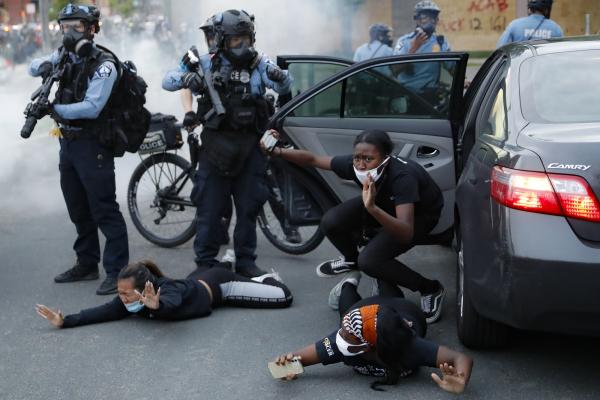 Μινεάπολη, ΗΠΑ, 31 Μαΐου 2020: Επιβάτες αυτοκινήτου διατάσσονται από την αστυνομία να πέσουν στο έδαφος, κατά τη διάρκεια διαμαρτυρίας για τη δολοφονία του Τζορτζ Φλόιντ από λευκούς αστυνομικούς.