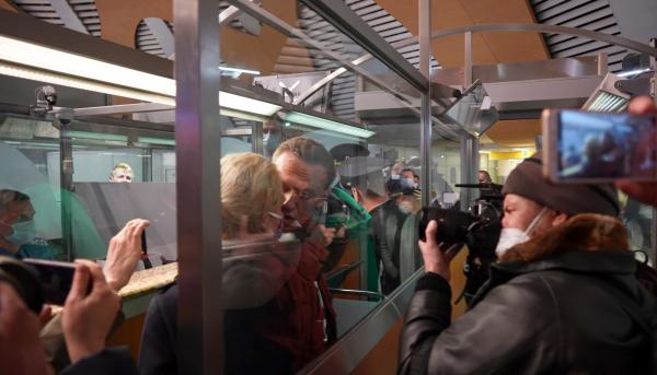Ο Ναβάλνι φιλά τη σύζυγό του στο αεροδρόμιο, λίγο πριν απομακρυνθεί από τους αστυνομικούς 