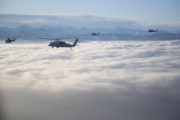 Ελβετία, 21 Ιανουαρίου 2020: Ελικόπτερα της αμερικανικής κυβέρνησης πετούν πάνω από τα σύννεφα, μεταφέροντας τον Αμερικανό πρόεδρο Ντόναλντ Τραμπ στο Παγκόσμιο Οικονομικό Φόρουμ του Νταβός.