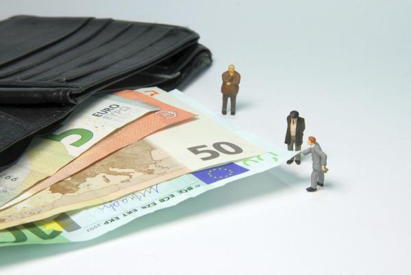 πορτοφόλι με ευρώ και συνταξιούχοι