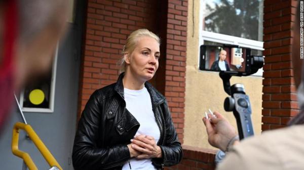 Η Γιούλια Ναβάλναγια μιλά σε δημοσιογράφους έξω από την κλινική όπου νοσηλεύεται ο σύζυγός της