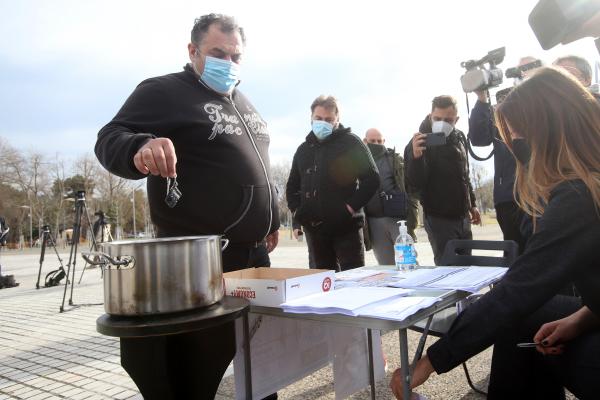 Οι επαγγελματίες της εστίασης στην παραλία Θεσσαλονίκης παραδίδουν τα κλειδιά / Πηγή: Eurokinissi