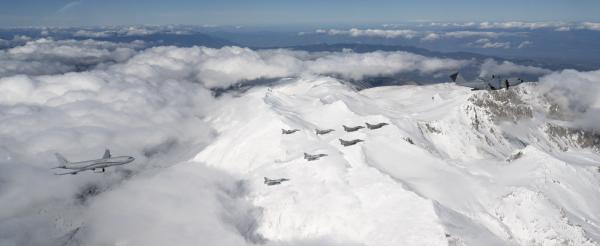 Πολεμικά αεροσκάφη πάνω από χιονισμένο ελληνικό βουνό