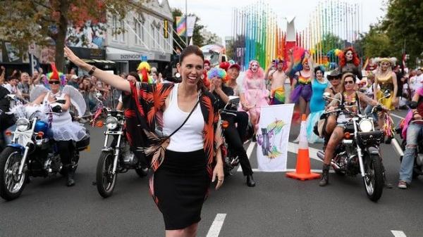 Η πρωθυπουργός της Νέας Ζηλανδίας στο Auckland Pride Parade / Πηγή: Youtube: Television New Zealand