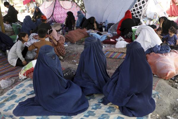 Εχουν ξεκινήσει να μεταναστεύουν οι Αφγανοί - Οι γυναίκες φορούν μπούρκα / Πηγή: AP
