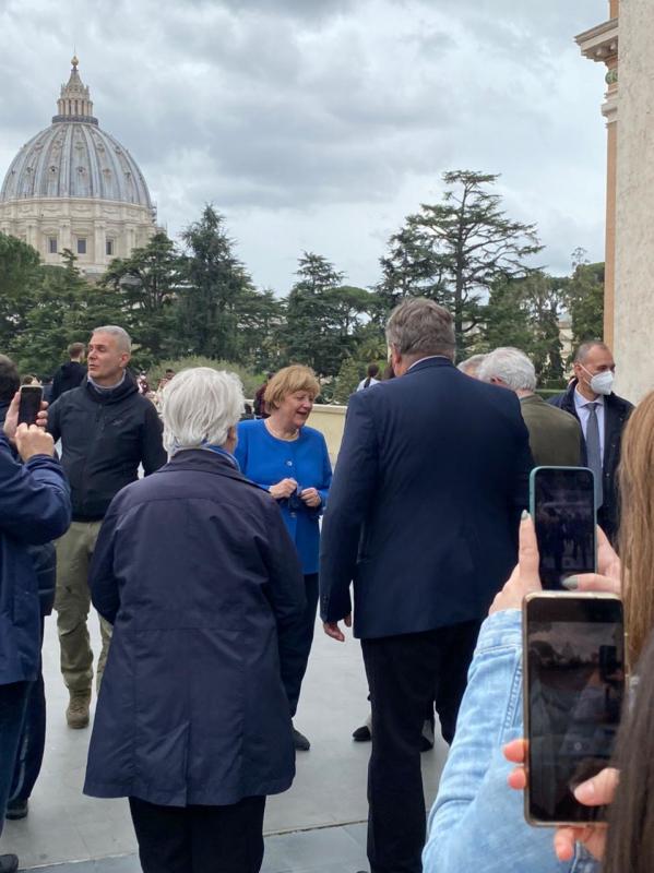 Η Μέρκελ συνομιλεί με τουρίστες, με φόντο το Βατικανό