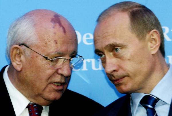 Ο Μιχαήλ Γκορμπατσόφ με τον Βλαντίμιρ Πούτιν το 2014 