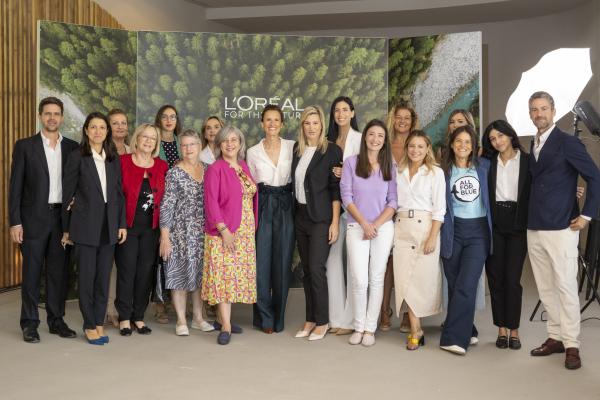 Φίλιππος Μιχόπουλος, L’Oréal for the Future Leader της L’Oréal Hellas, Δήμητρα Πετρίδη, Corporate Affairs & Engagement Director, Alessandra Delfini, Country Managing Director L’Oréal Hellas με τους εκπροσώπους των ΜΚΟ που έχει συνεργαστεί η L’Oréal Hellas