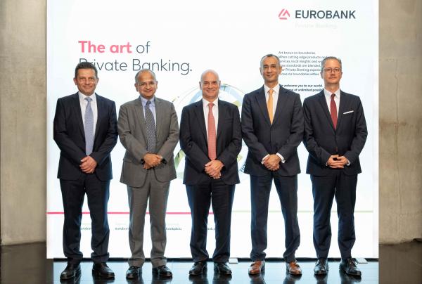 Από αριστερά προς τα δεξιά: Χάρης Χαμπάκης, Διευθύνων Σύμβουλος Eurobank Private Banking Luxembourg & επικεφαλής Group Private Banking Eurobank Rudrendra Tandon, Πρέσβης της Ινδίας στην Ελλάδα Σταύρος Ιωάννου, Αναπληρωτής Διευθύνων Σύμβουλος, Group COO & Διεθνείς Δραστηριότητες, Eurobank Praveen Jagwani, CEO of UTI International Θεοφάνης Μυλωνάς, Προέδρος & Δ.Σ, Eurobank Asset Management Α.Ε.Δ.Α.Κ.