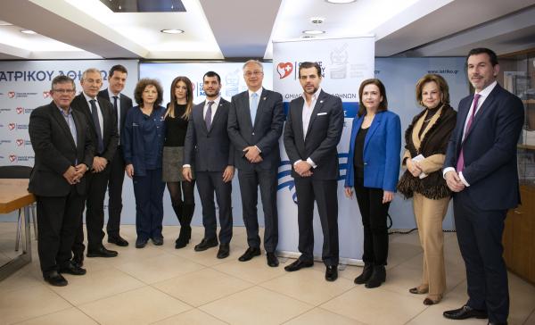 : Από αριστερά: κ. Μανώλης Μαρκόπουλος, Γενικός Οικονομικός Διευθυντής, Όμιλος Ιατρικού Αθηνών, κ. Γεώργιος Μπουτσιούκος, Σύμβουλος Διοίκησης, Όμιλος Ιατρικού Αθηνών, κ. Θεόδωρος Χαμακιώτης, Γενικός Διευθυντής Ιατρικό Κέντρο Αθηνών και Πρόεδρος του Συνδέσμου Ελληνικών Κλινικών, κ. Ιωάννα Μίχου, Διευθύντρια Νοσηλευτικής Υπηρεσίας – Ιατρικό Κέντρο Αθηνών, κ. Ξένια Μάλλιου, Εμπορική Διευθύντρια, Όμιλος Ιατρικού Αθηνών,