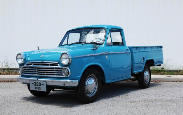 Το αρχαιότερο Datsun στην Ελλάδα και το αρχαιότερο στην Ευρώπη. Από την Συλλογή Ιστορικών Μοντέλων της Νικ. Ι. Θεοχαράκης Α.Ε. Το Datsun Pickup 320 διατέθηκε στην ελληνική αγορά από το 1962 έως το 1965.