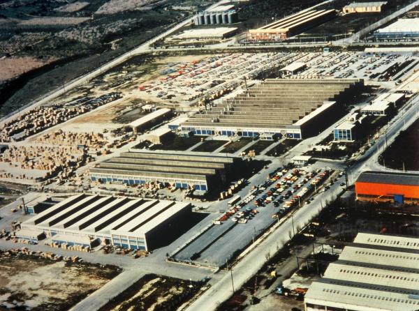 Eναέρια φωτογραφία εργοστασίου ΤΕΟΚΑΡ Α.Β.Ε.Ε. στον Βόλο: Οι εγκαταστάσεις της ΤΕΟΚΑΡ Α.Β.Ε.Ε. κτιστήκαν σε οικόπεδο εμβαδού 264 στρεμμάτων, ενώ οι στεγασμένοι χώροι σταδιακά κατέλαβαν εμβαδόν 35.000 τ.μ.