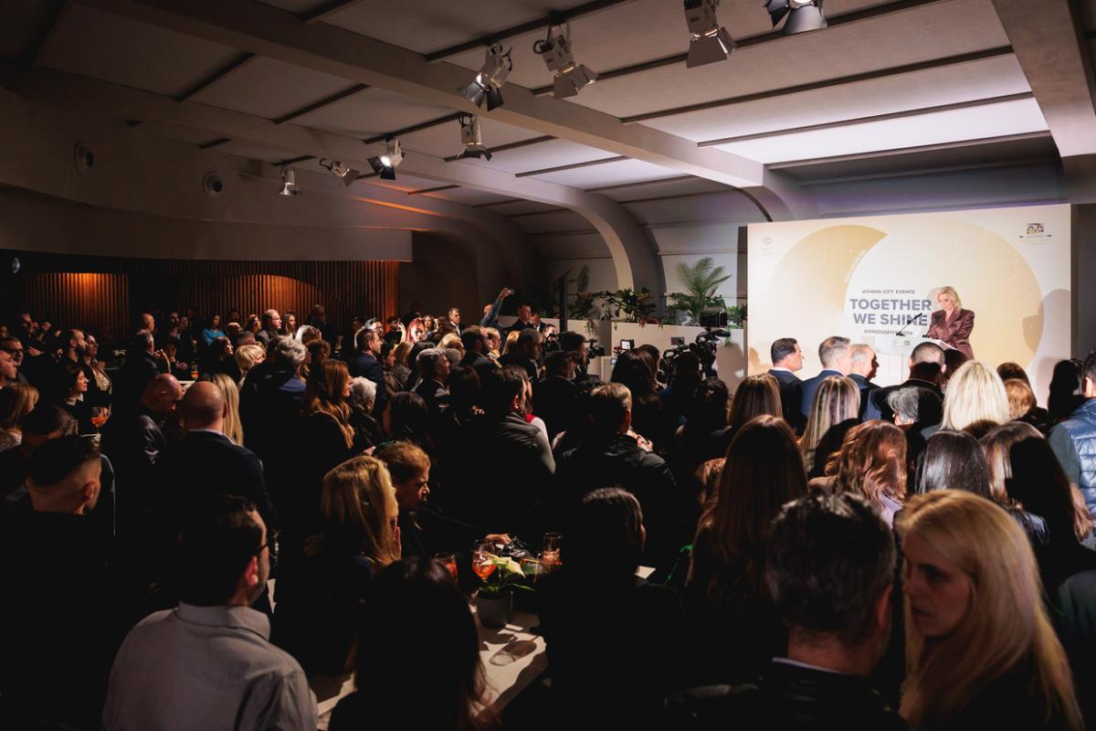 Παρουσιάστρια - Σταυρούλα Χριστοφιλέα