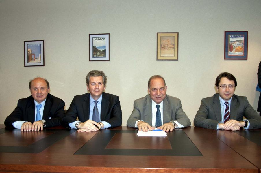 Στιγμιότυπο από την υπογραφή της σύμβασης μίσθωσης της Μαρίνας Μυτιλήνης, τον Μάιο του 2012. Από αριστερά ο κ. Γ. Βελέντζας (τότε αναπληρωτής Διευθύνων Σύμβουλος και γενικός διευθυντής Folli Follie Group, ο κ. Γ. Κουτσολιούτσος Διευθύνων Σύμβουλος Folli Follie Group, o τότε Yφυπουργός Πολιτισμού και Τουρισμού κ. Π. Αλιβιζάτος και ο κ. Ιμπραήμ Ταμέρ Χασίμογλου, εκπρόσωπος της Setur Servis Turistik A.S. / Πηγή: EUROKINISSI - ΓΡΑΦΕΙΟ ΤΥΠΟΥ ΥΦΥΠΟΥΡΓΟΥ ΠΟΛΙΤΙΣΜΟΥ ΤΟΥΡΙΣΜΟΥ