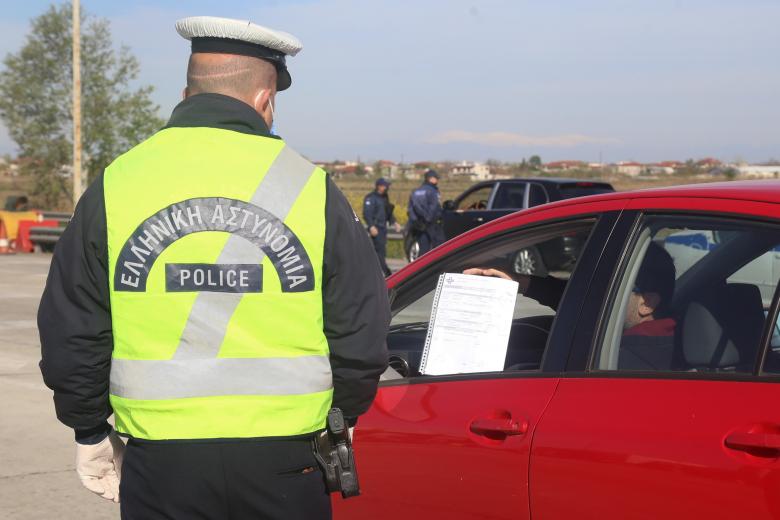 Έλεγχοι της αστυνομίας στα διόδια για τυχόν παραβίαση της απαγόρευσης μετακίνησης από νομό σε νομό / Πηγή: Intime