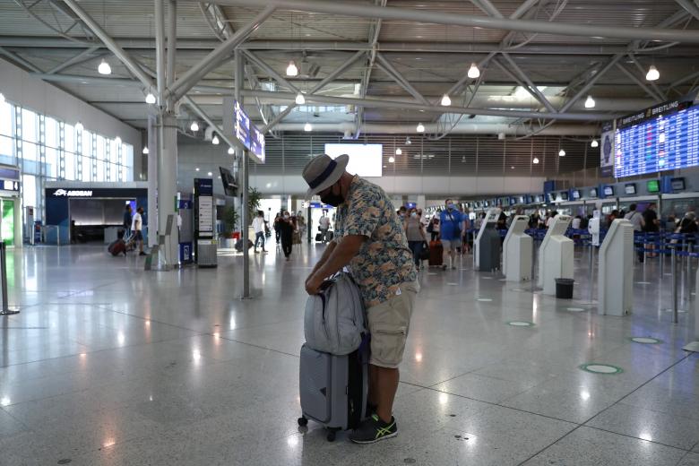Τουρίστας στο αεροδρόμιο / Πηγή: Intime