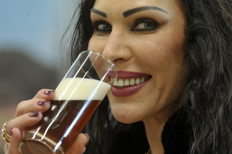 Γυναίκα πίνει μπύρα