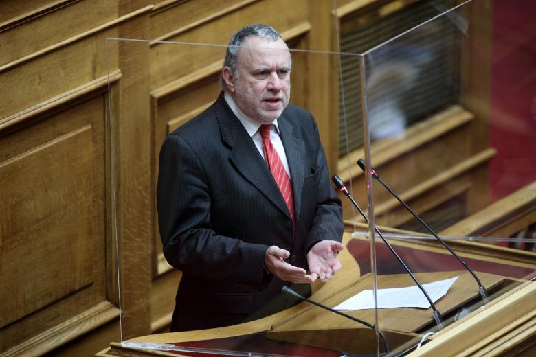Ο Γιώργος Κατρούγακλος στο βήμα της Βουλής