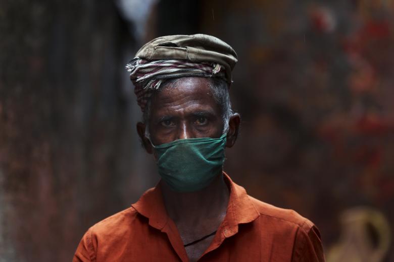 Ινδία: Πολίτης με μάσκα λόγω κορονοϊού / Πηγή: AP Images