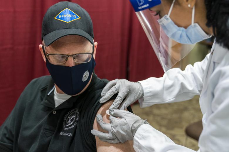 ΗΠΑ: Ο υπουργός Άμυνας Κρις Μίλερ εμβολιάστηκε κατά του κορονοϊού / Πηγή: AP Images