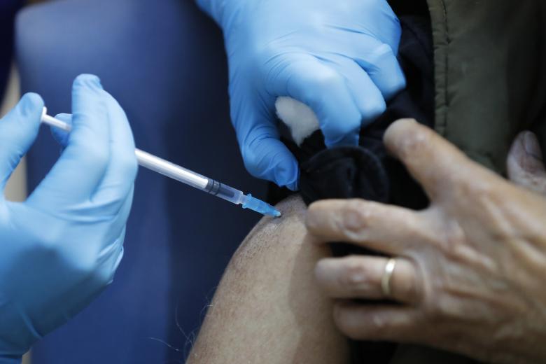 Αλλεργία από το εμβόλιο εμφάνισαν δύο εργαζόμενοι του ΕΣΥ στην Βρετανία