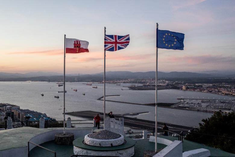 Οι σημαίες του Γιβραλτάρ, της ΕΕ και της Βρετανίας στον Βράχο