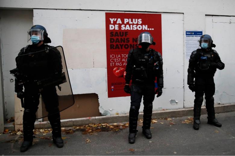 Γιγαντιαία αστυνομική επιχείρηση σε 76 τζαμιά στη Γαλλία υπό τον φόβο νέων τρομοκρατικών επιθέσεων / Πηγή: AP Images