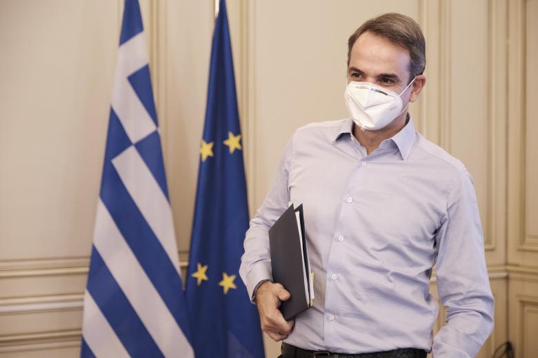 Ο Κυριάκος Μητσοτάκης εισέρχεται σε αίθουσα