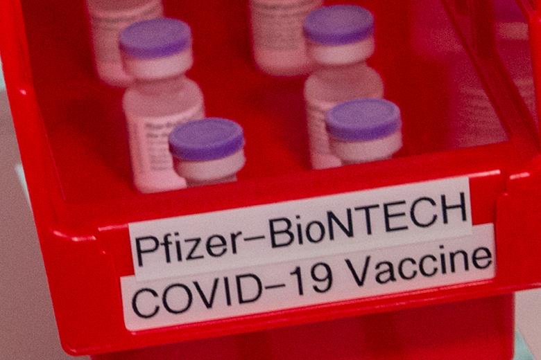 Φιαλίδια με το εμβόλιο των Pfizer/BioNTech