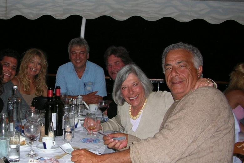 Ρ. Ρομάνους και Α. Σίλπερτ με διάσημους φίλους τους στη Σκιάθο
