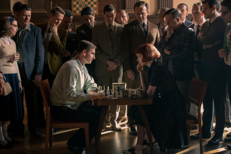 The Queen’s Gambit: Η σειρά-φαινόμενο της Netflix που καθήλωσε στον καναπέ τους 62 εκατ. τηλεθεατές και τους έμαθε να παίζουν σκάκι / Πηγή: Netflix