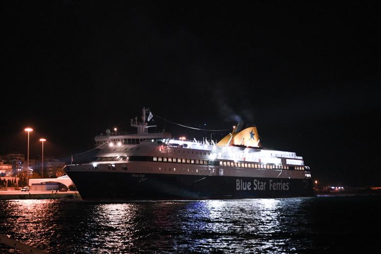 Το «Blue Star Chios», το πρώτο πλοίο που μπήκε στο λιμάνι του Πειραιά / Πηγή: eurokinissi