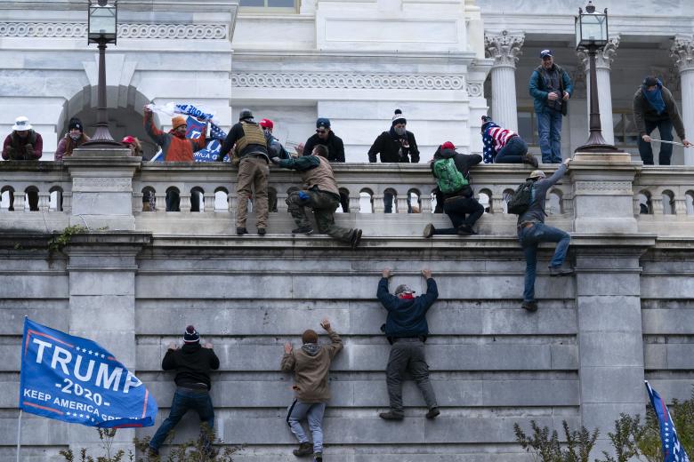 Υποστηρικτές του Ντ. Τραμπ εισβάλλουν στο Καπιτώλιο / Πηγή: AP