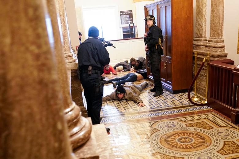 Διαδηλωτές στο πάτωμα, υπό την απειλή όπλων, μέσα στο Καπιτώλιο